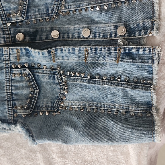 LIZZETTE Studded Jean Vest - Picture 5 of 7